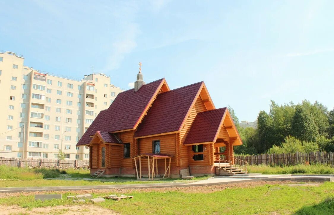 Поселковая калуга. Храм на сиреневом бульваре в Калуге. Правгород Калуга. Храм Калуга иконы Феодоровской Божьей. Церковь правый берег Калуга.