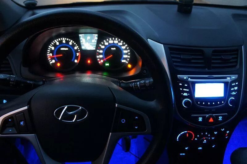 Солярис пищит. Hyundai solaris 2017 салон ночью. панель хендай солярис 2014. подсветка панели hyundai solaris 1. подсветка салона хендай солярис 2025.