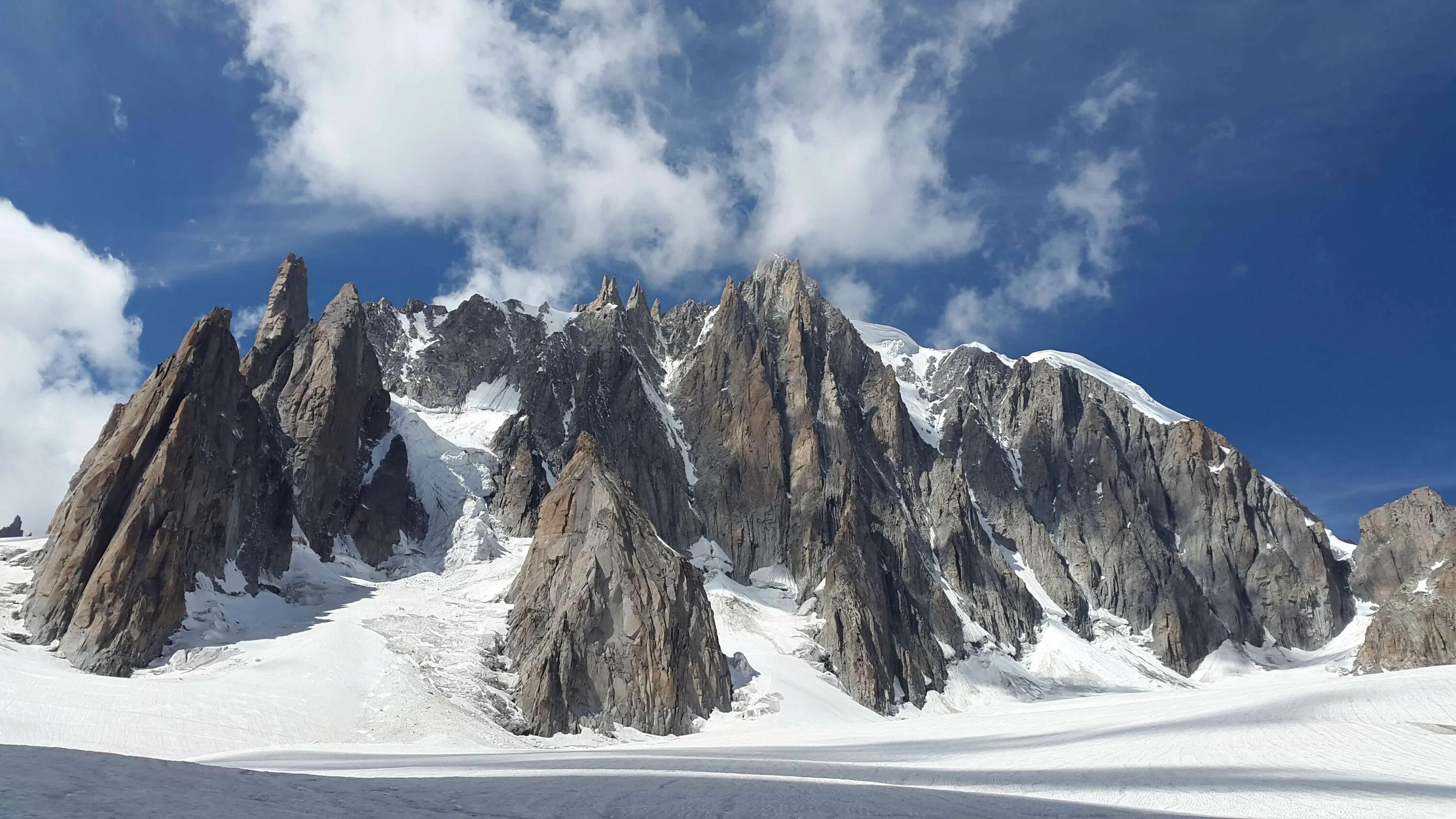 The high mountain in europe is. Монблан гора. Уайт-Маунтин-пик. Монблан гора зимой. Горные вершины Альпы.