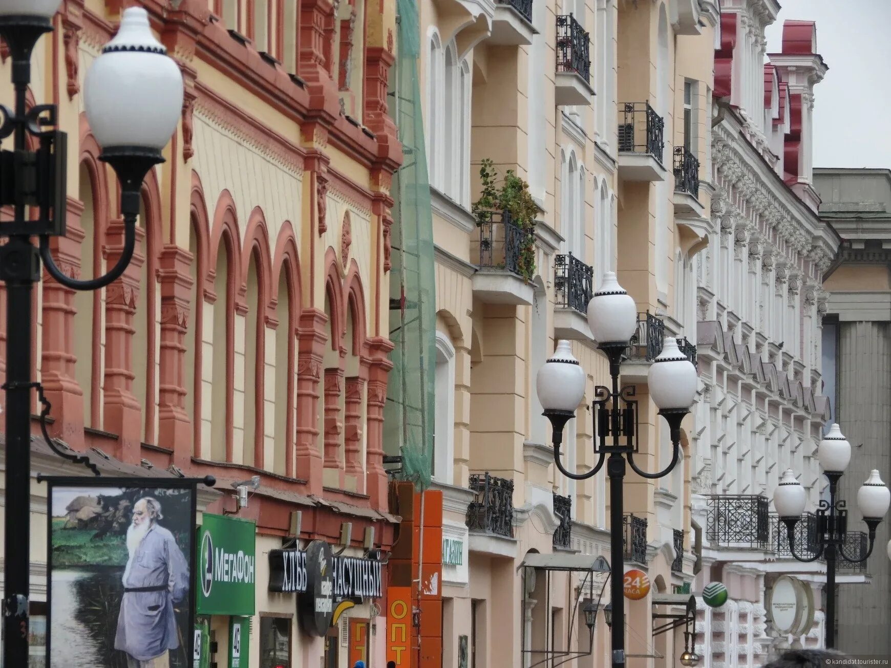 Арбатская улица москва. Памятники улица старый Арбат. Улица Арбат (старый Арбат). Улица старый Арбат в Москве достопримечательности. Улица Арбат пешеходная достопримечательности.