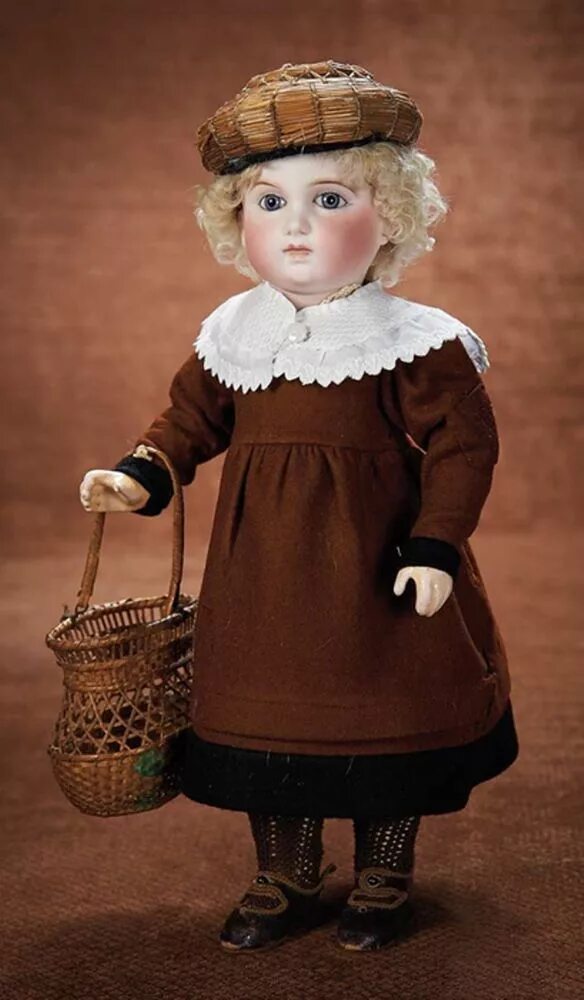 Старая куколка. Винтажные куклы. Антикварные куклы. Старинные коллекционные куклы. Куклы под старину.