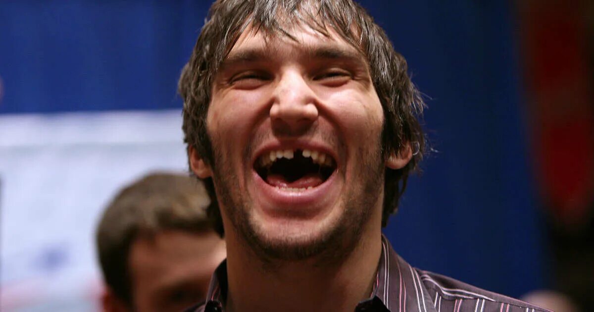 Зубы овечкина. Хоккеист овечкин улыбка. Alexander ovechkin зубы. Зубы овечкина. Овечкин улыбка.