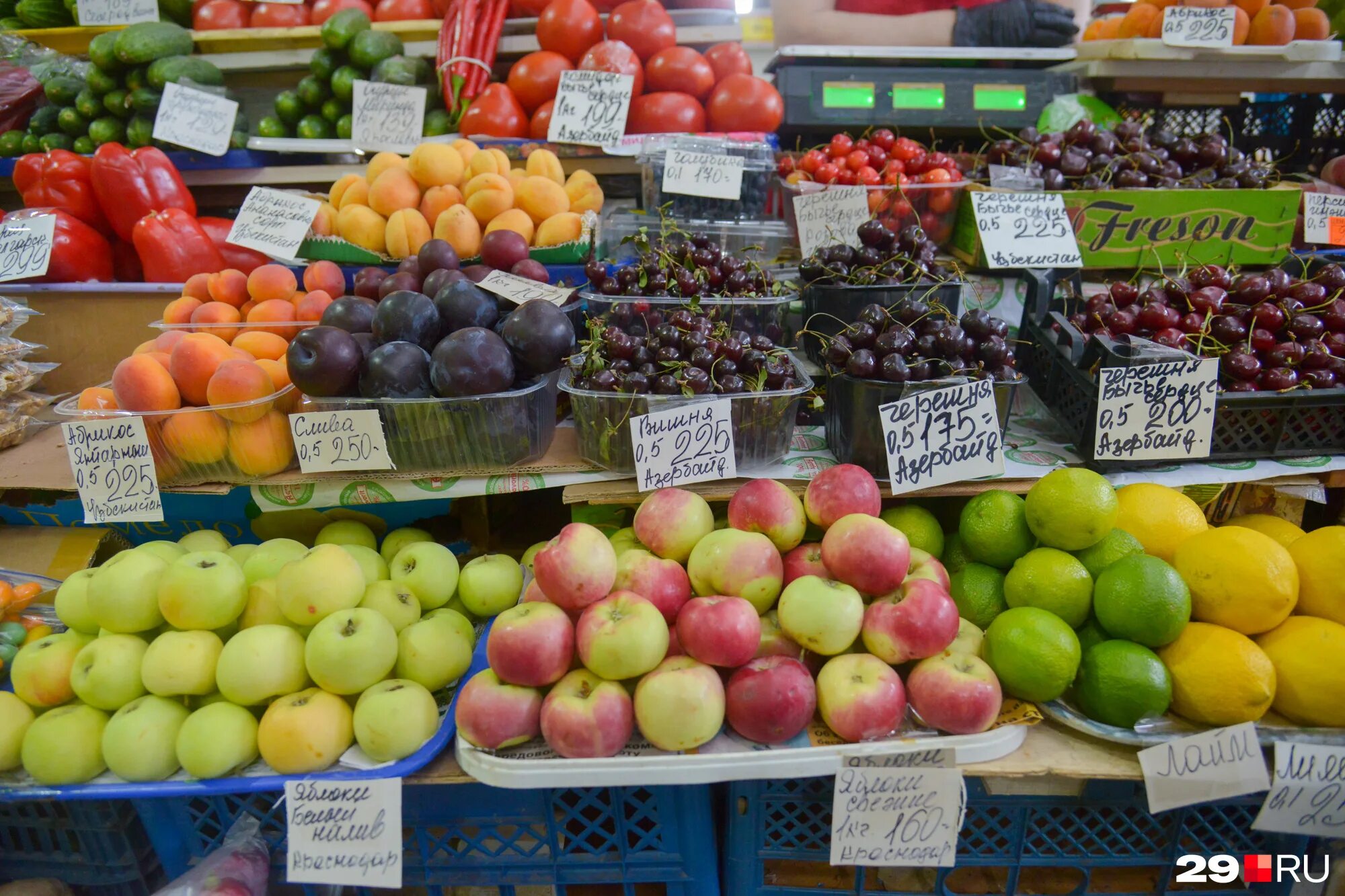 овощной рынок. фрукты на рынке. продовольственный рынок. рынок овощей и фруктов. продовольственный рынок.