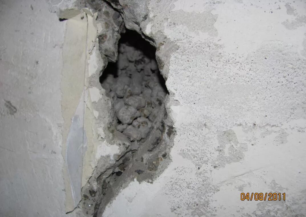 Трещины в панельном доме. Щели в панельных домах. Дефекты панельных домов. Щели в панельных домах. Усадочные трещины в бетоне.