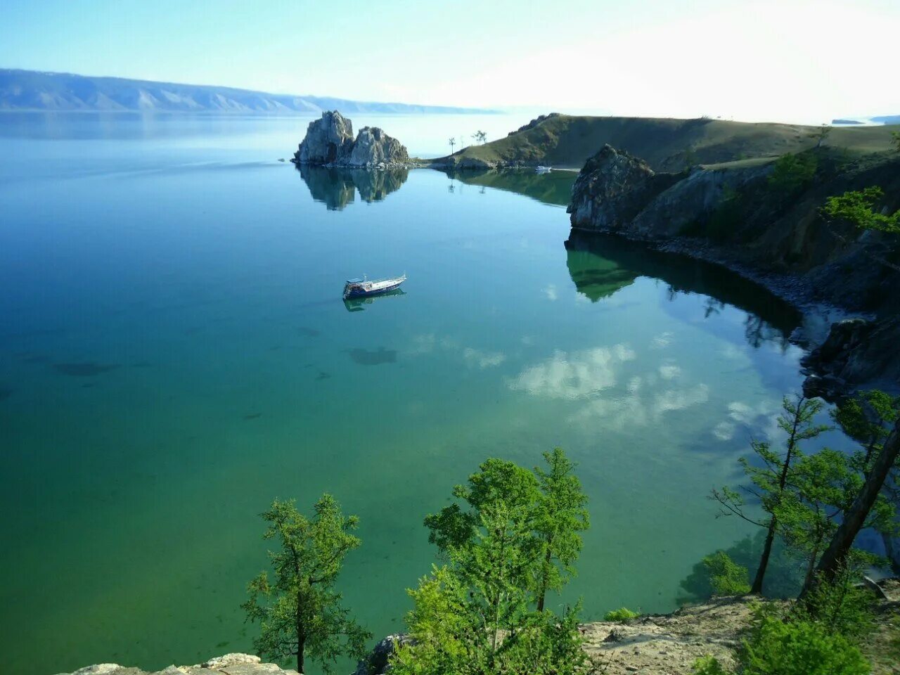 Самого глубокого озера в мире. Ольхон Байкал. Ольхон Ушканьи острова. Озеро Байкал Байкальская вода. Байкал самое чистое озеро.