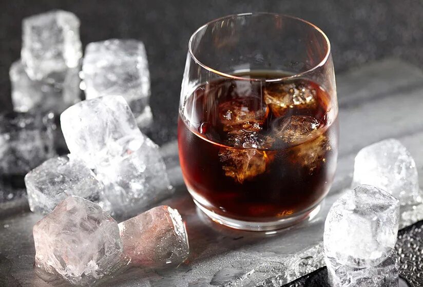 Виски. Ром в стакане. Стакан виски со льдом. Виски. Виски со льдом.