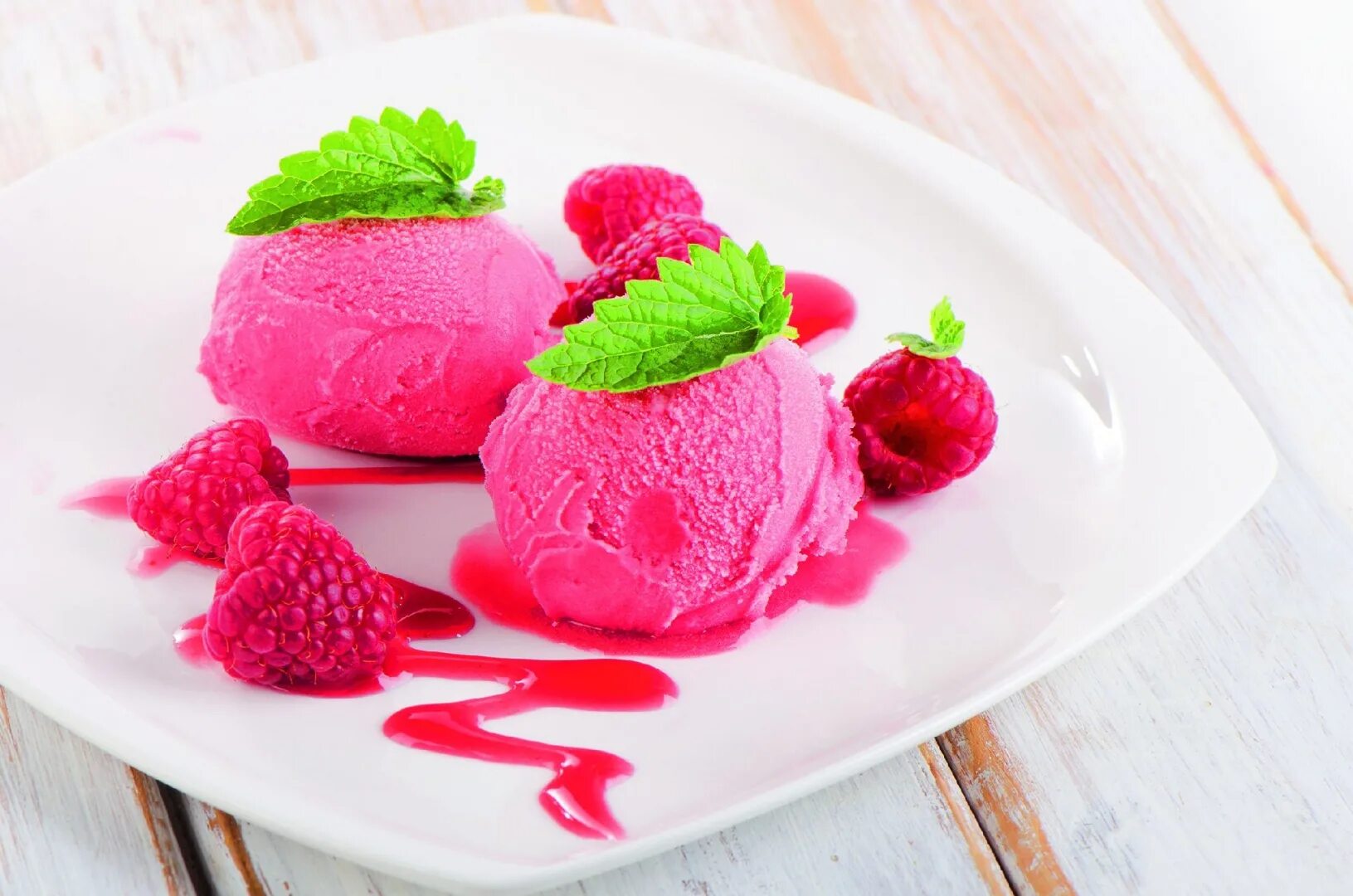 Мороженое с малиной. Мороженое с малиной. Мороженое. Шоколадное мороженое с малиной. Малиновый айс крим.