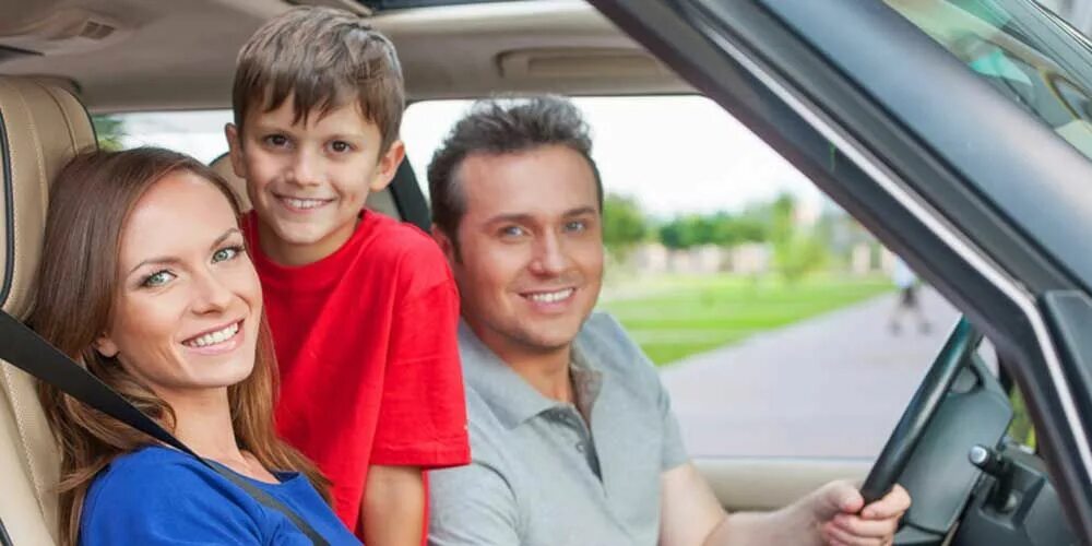 Семейная машина. Средняя семья автомобиль. Family in car. Молодая семья автомобиль.