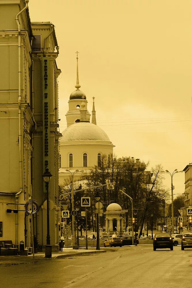 Большая Никитская улица. Большая Никитская Москва. Большая Никитская улица летом. Большая Никитская улица в Москве достопримечательности. Большая никитская история