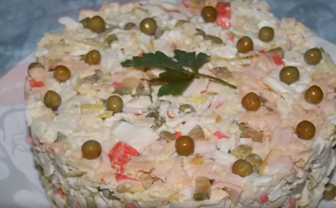 Крабовые с солеными огурцами. Салат с крабовыми палочками и огурцом. Салат из огурцов и крабовых палочек. Салат с крабовыми палочками и огурцом. Салат с крабовыми палочками и огурцом и яйцом.