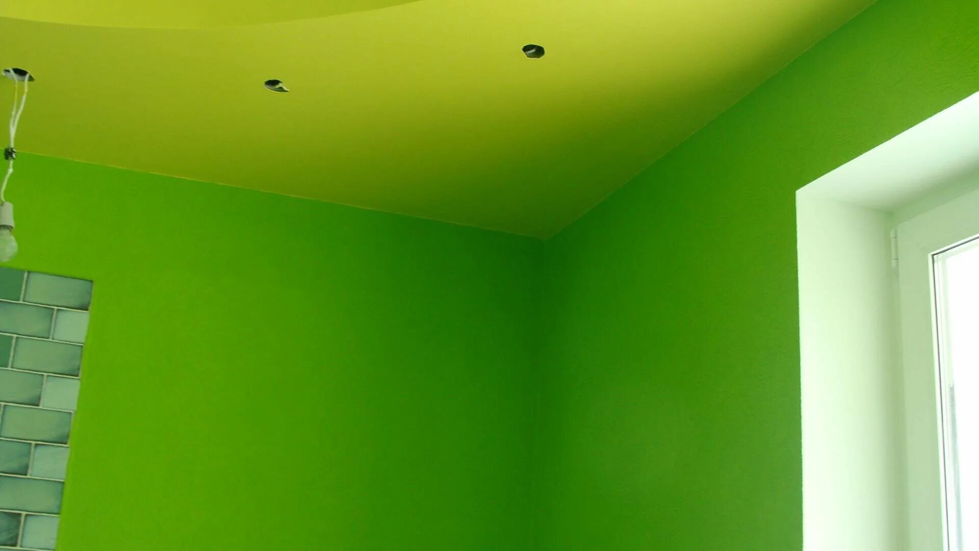 Предмет покрашен краской зеленого цвета. Покрашенный потолок. Потолоук под покрас. Цветной потолок. Потолок под покраску.