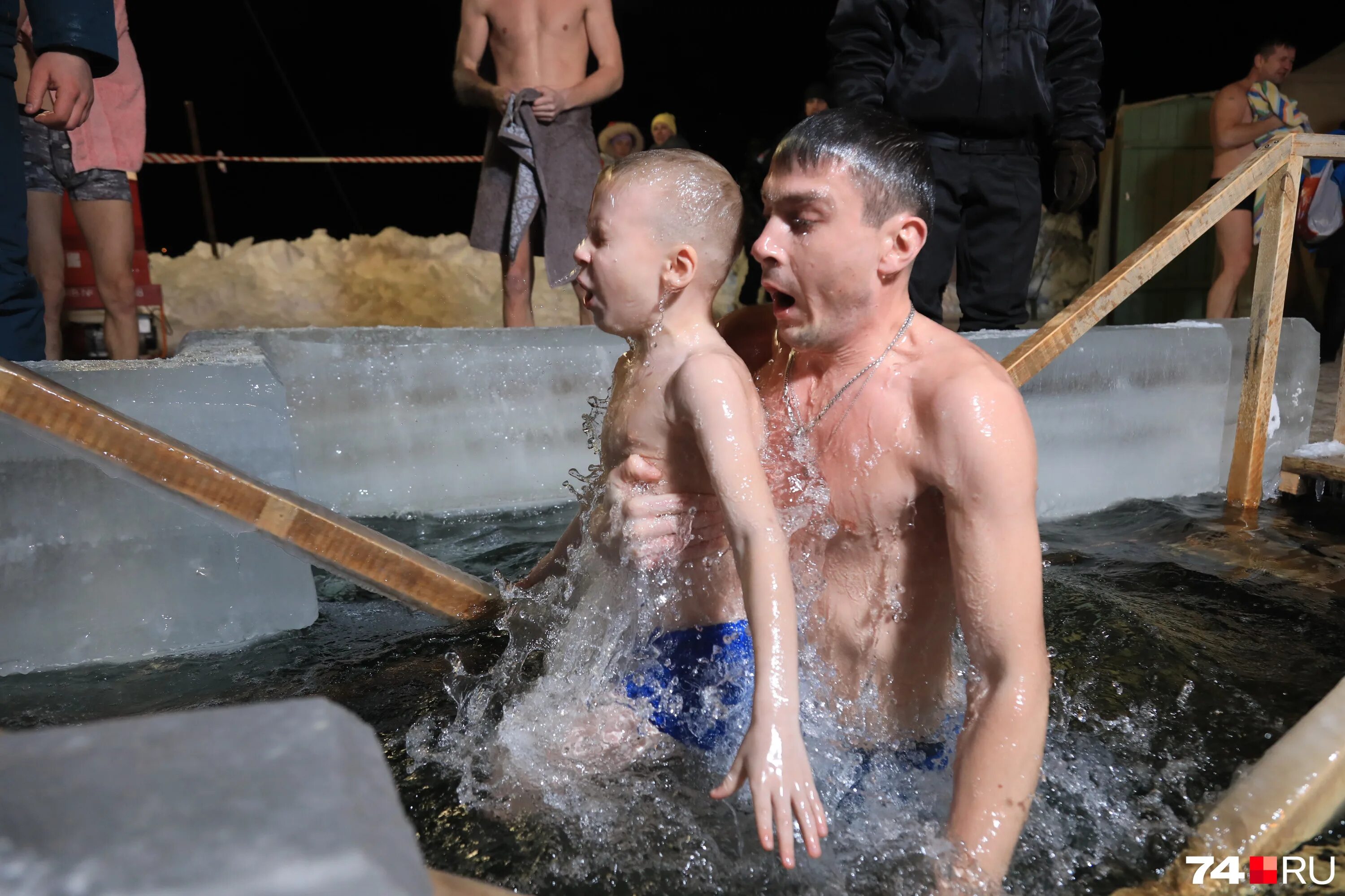 Ныряние в прорубь на крещение. Купание на крещение. Купаются в проруби на крещение. Крещение окунулся. Купание на крещение.