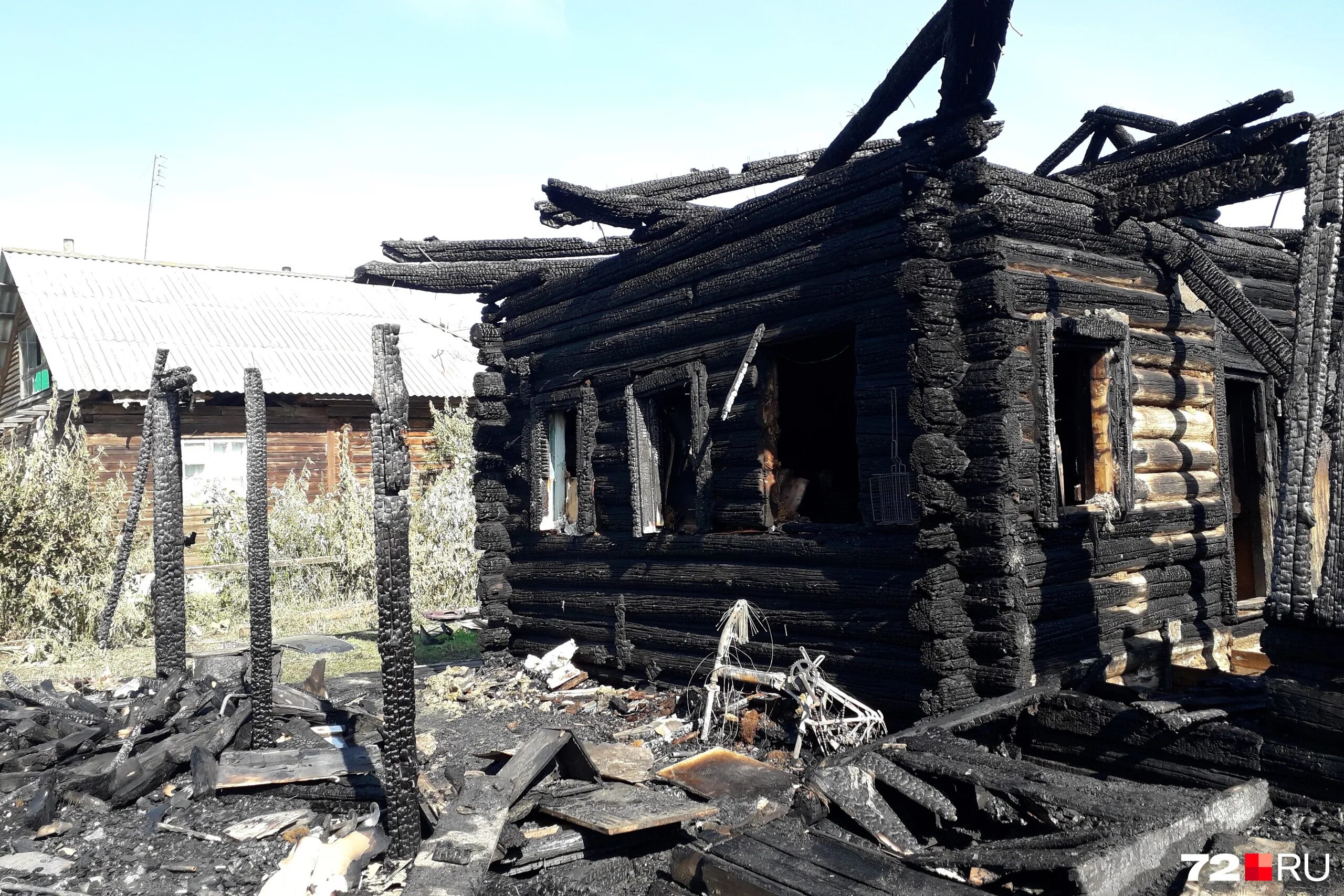 сгоревший дом. дом горит. 28 апреля 2017 года пожар. сгоревший деревянный дом. пожар.