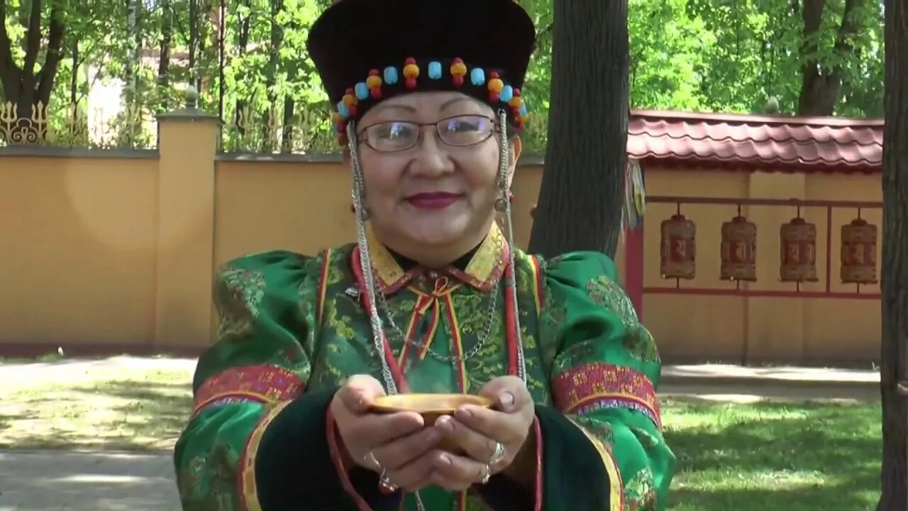 Бурятские песни и клипы слушать. Чингис раднаев эжымни. Зугалай песня бурятская зугаалай. Эржена аюшеева. Гимн бурятии на бурятском слова.