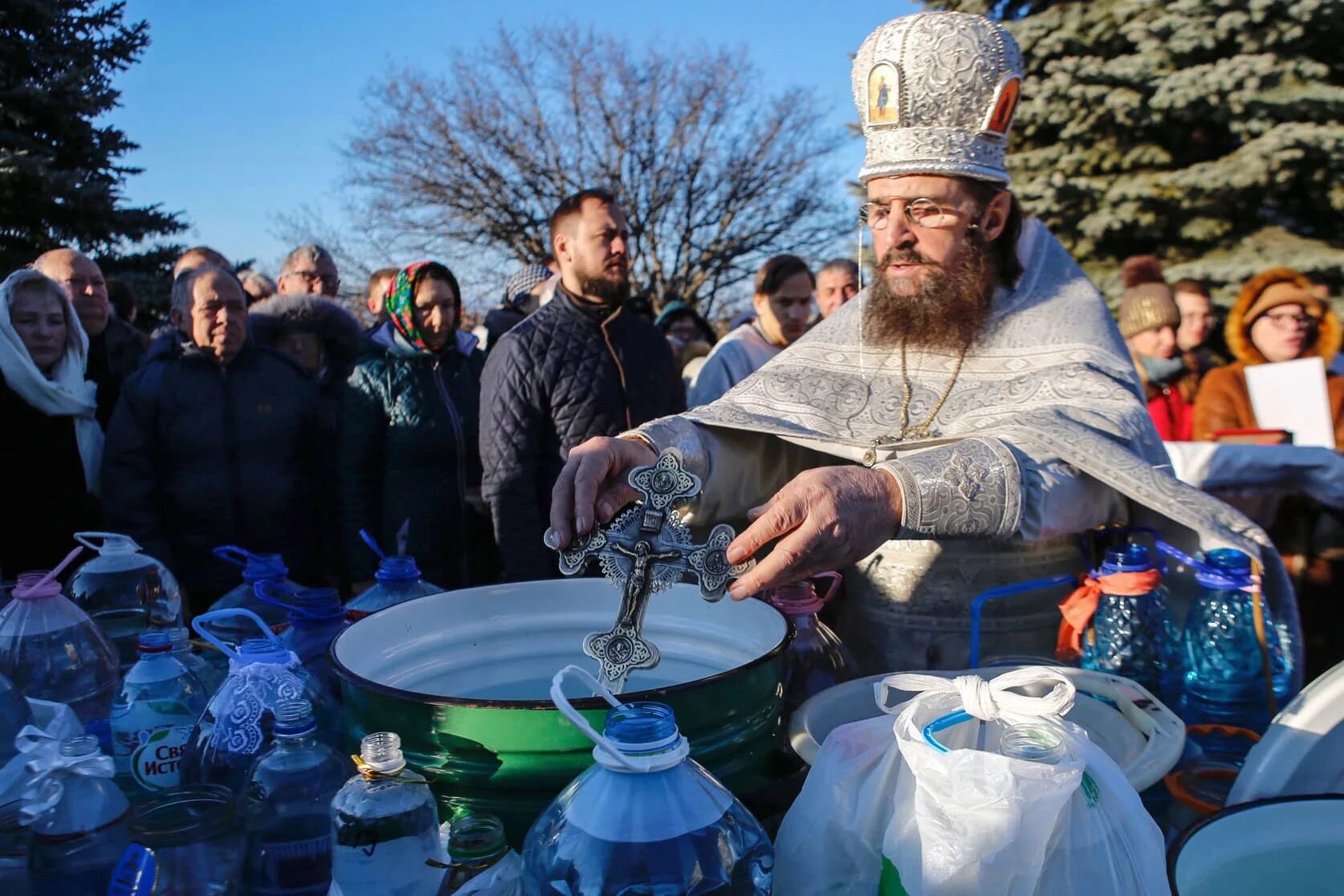 Про святую воду. Крещение Господне Святая вода. Крещение Господне Богоявление. Крещение Господне (святое Богоявление) в России. Праздник крещения в храме.