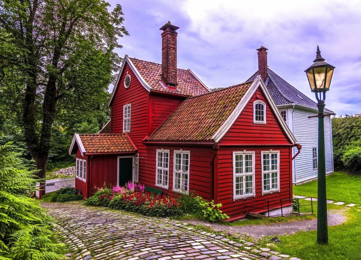 Домик виднеющийся. "Норвежский дом 105 "Skandis". Старый берген музей. Берген скандинавские домики. Красный дом в Норвегии.