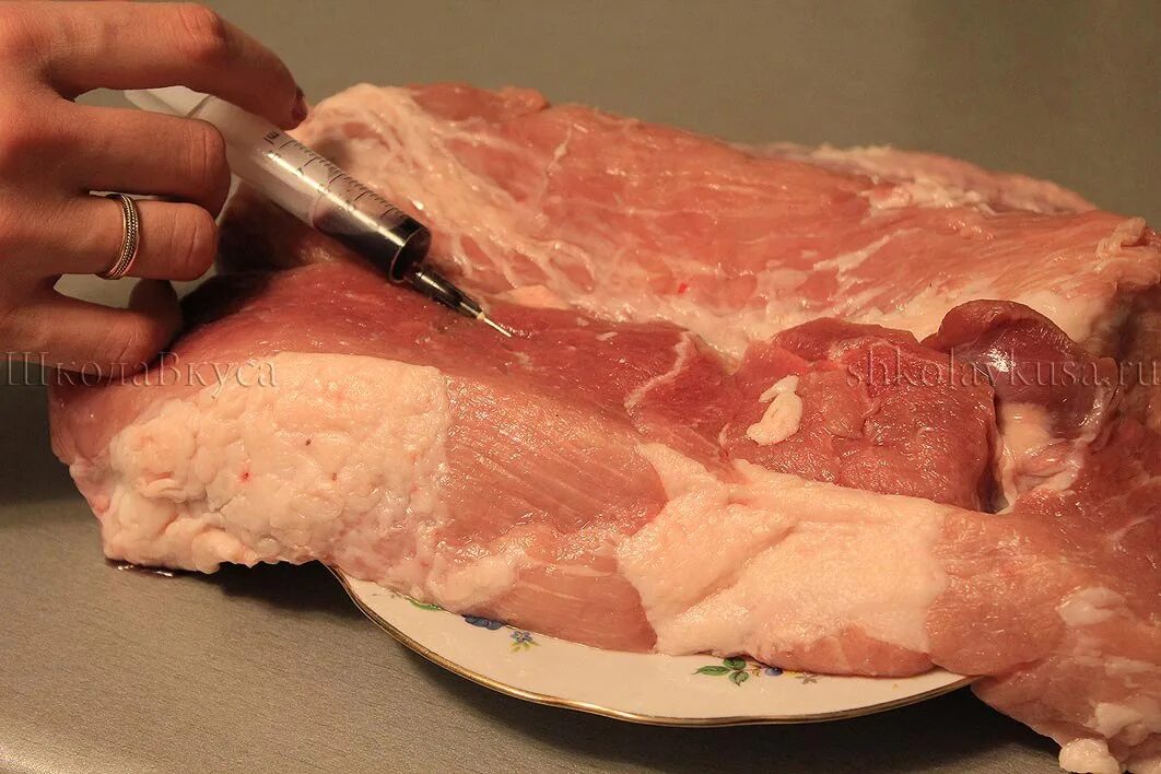 Самодельное мясо. Обмазываем свинину маслом. След от уколов на мясе свинины.