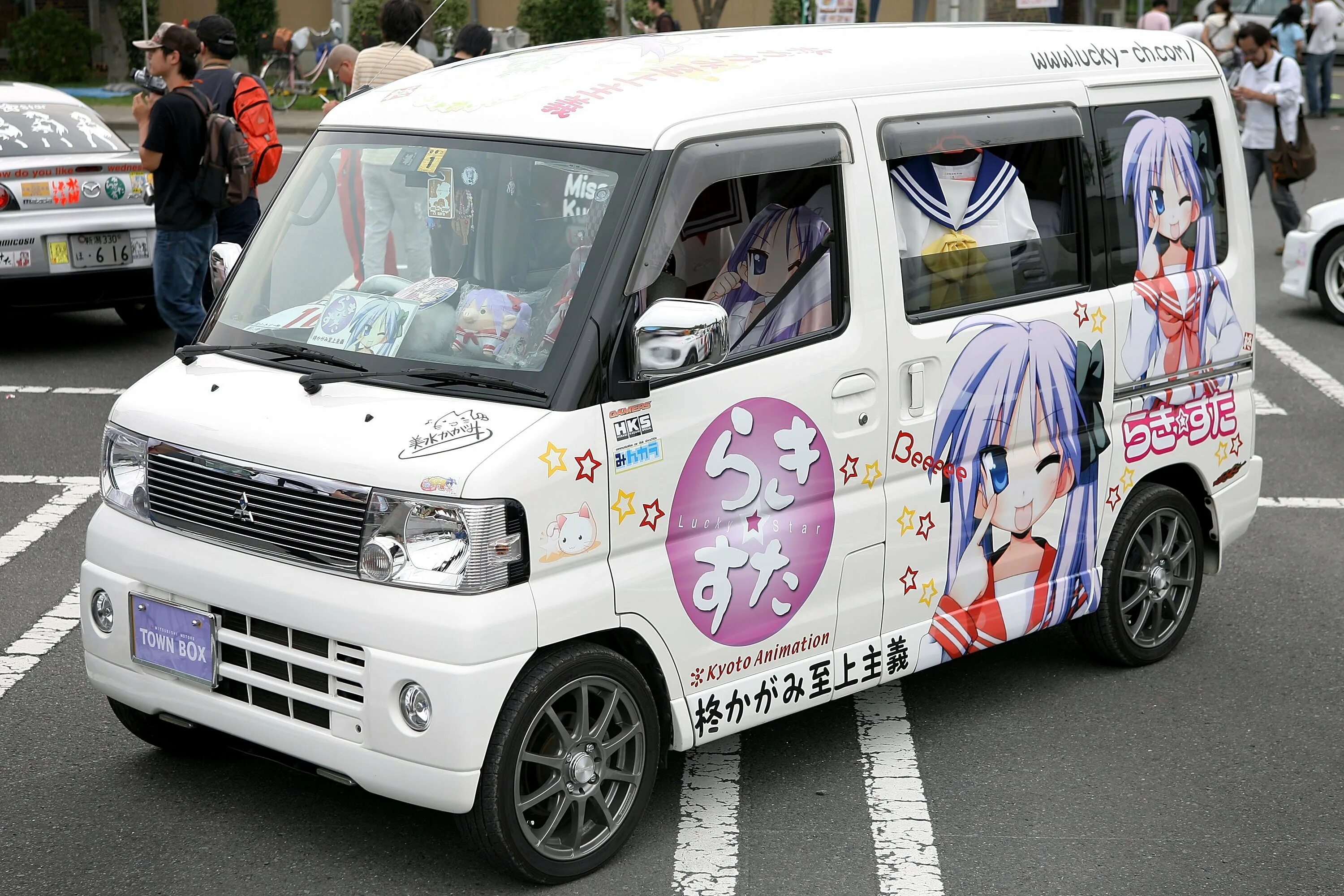 Авто из японии с 1 апреля. Van Itasha. Nissan Cube Itasha. Японец машина. Японские фургоны.