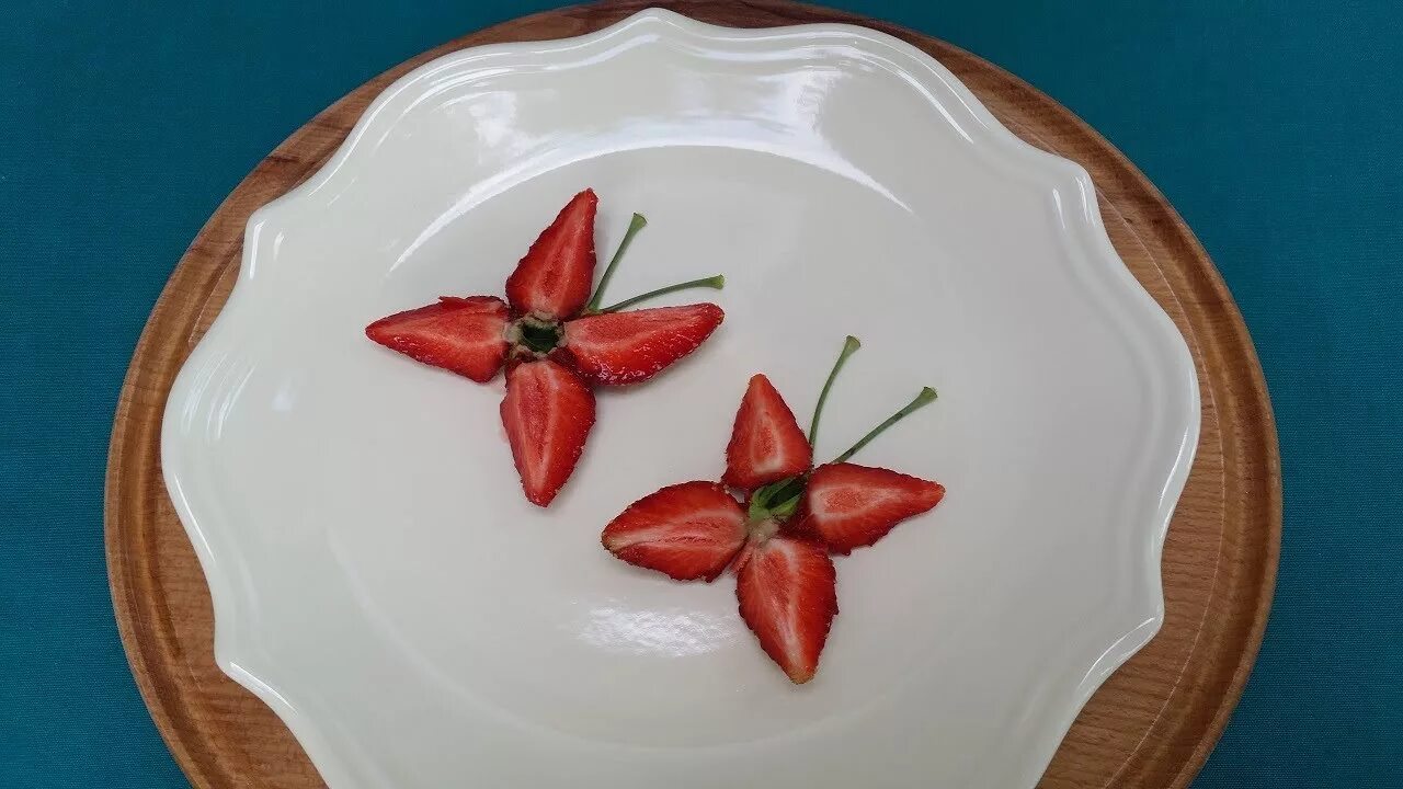 Как красиво нарезать клубнику. Украшение из клубники. красивая нарезка клубники. красиво нарезать клубнику для украшения торта. нарезать клубнику на торт.