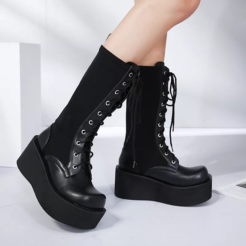 Длинная подошва. Берцы женские демония. Сапоги Demonia Готика. Demonia platform Knee-High. Ботинки на высокой платформе.