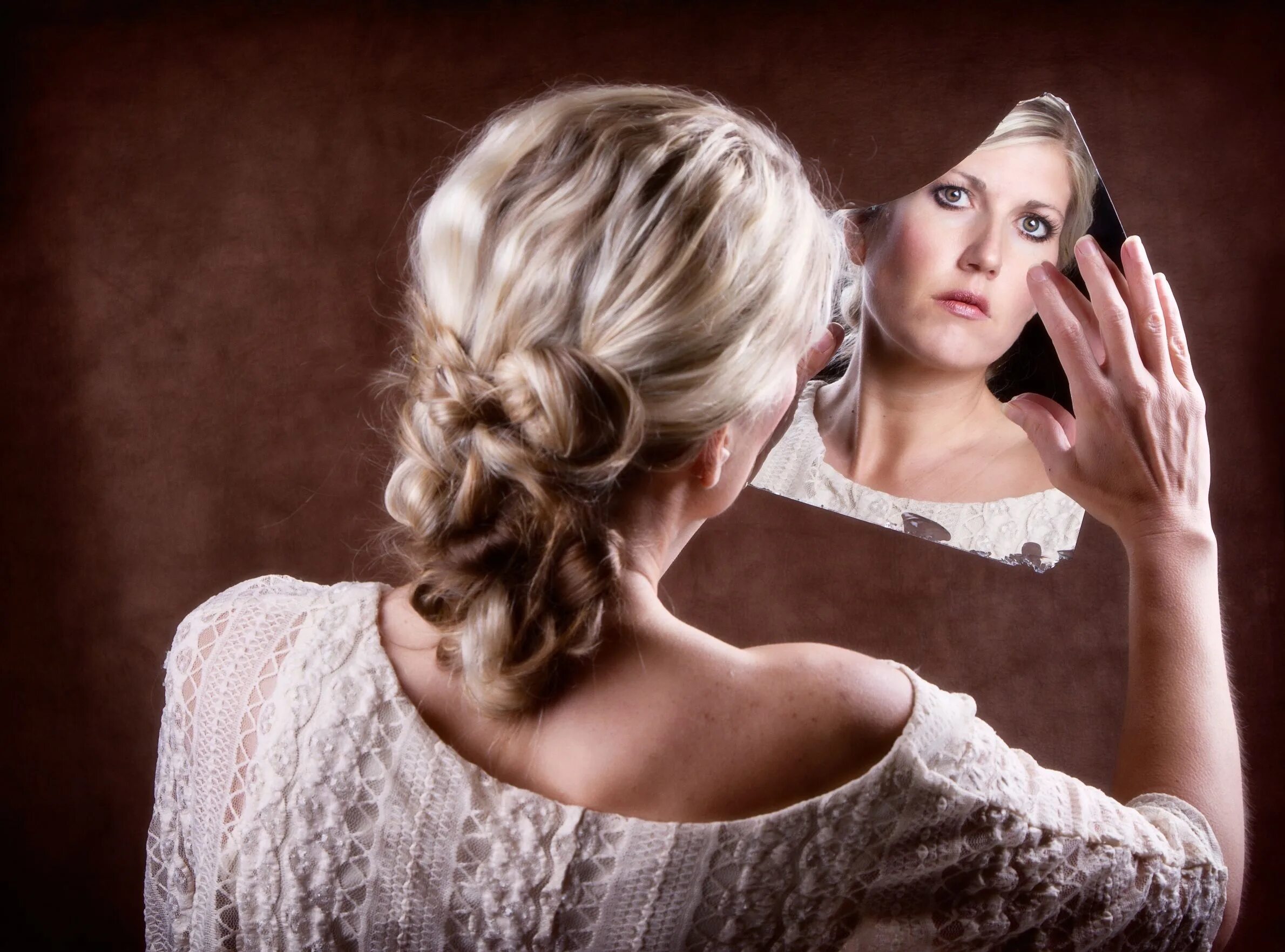 Женщина в зеркале. Девушка смотрится в зеркало. Отражение женщины в зеркале. Пожилая женщина у зеркала. Во сне видеть себя молодой и красивой