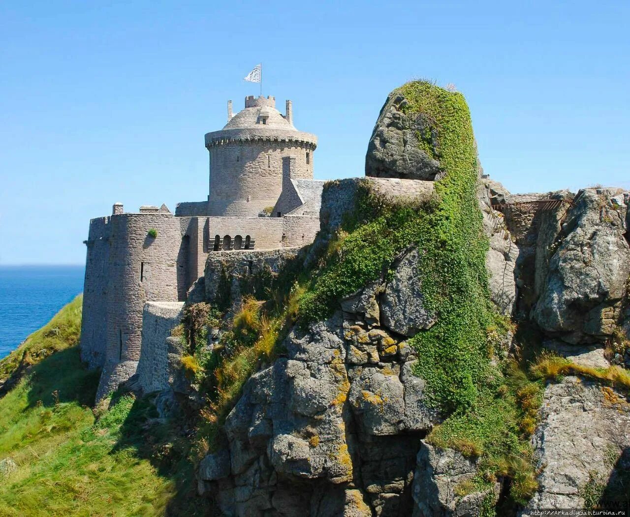 Форт ла Латт Франция. Бретань Форт. Замок Форт-ла-латте в Бретани. Замки Бретани Франция.