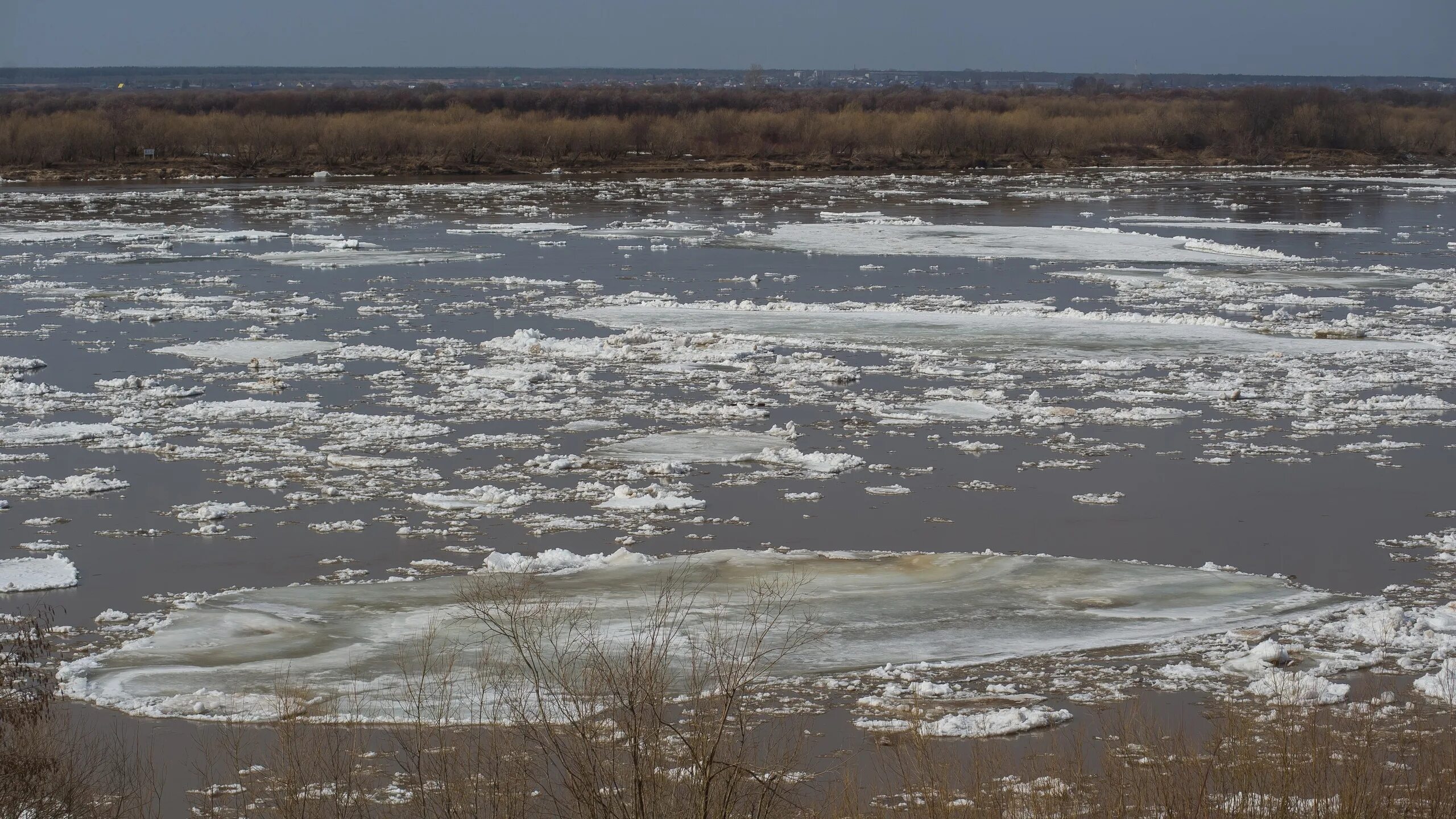 Уровень воды в котласе на сегодня. Ледоход Архангельск 2021. Ледоход на Северной Двине. Река Вологда ледоход. Ледоход Северные реки.