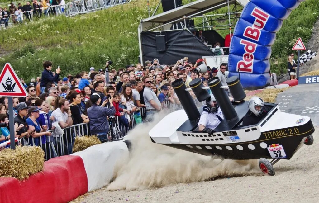 Смешные гонки. Red bull Soapbox. Ред Булл СОАПБОКС рейсинг. Red bull Soapbox Race корабль. Конкурс Тарантасов Red bull Soapbox Race.