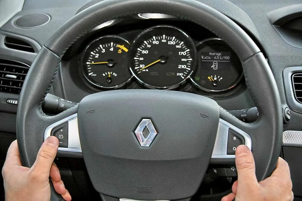 Круиз контроль Рено. Кнопка круиз-контроля Renault Megane 2. Круиз контроль Флюенс. Круиз контроль Рено Флюенс.