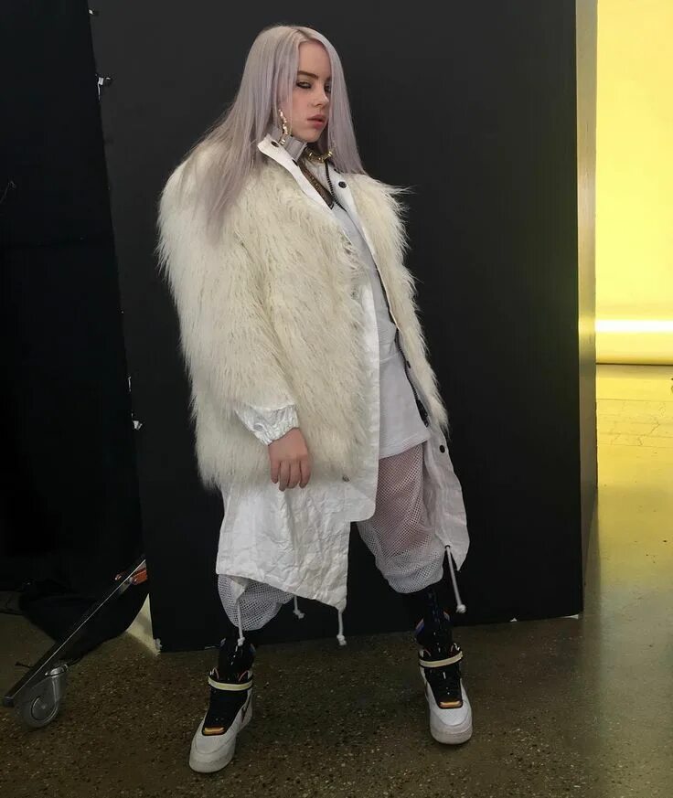 Билли айс. Билли Айлиш стиль. Билли Айлиш костюмы. Billie Eilish outfits. Билли Эйлиш стиль одежды.