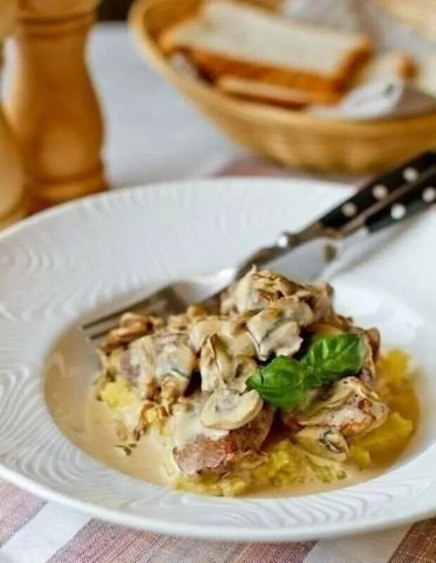 Телятина «марсала» фото. Соус с говядиной и грибами и вином. Жареная свинина с грибами. Свинина тушеная в сливках. Соус со свинины и грибами.