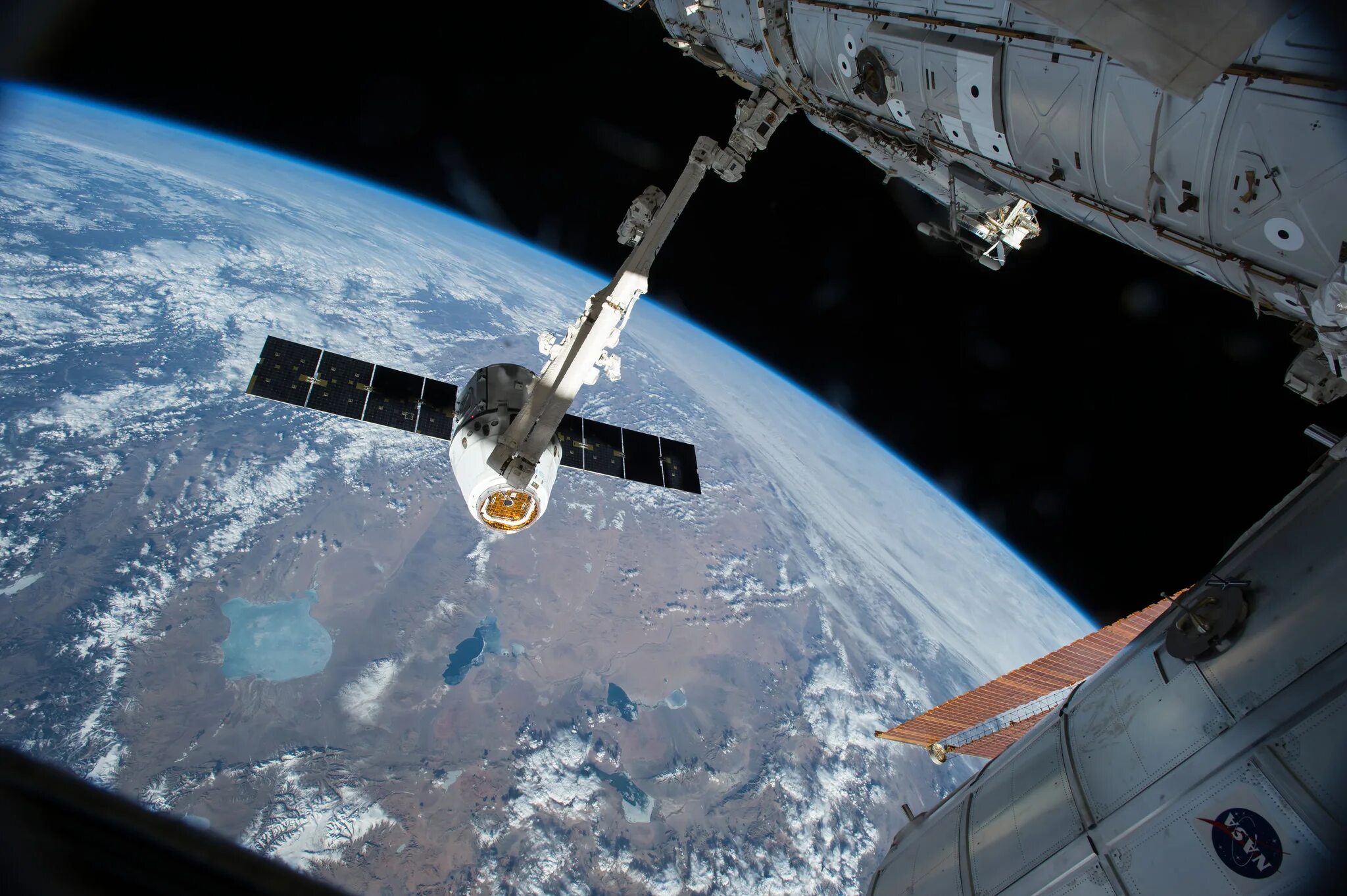 Международная космическая станция находящаяся на околоземной орбите. Международная Космическая станция МКС. Международная Космическая станция (МКС) на околоземной орбите. Орбита МКС высота. SPACEX орбитальная станция.