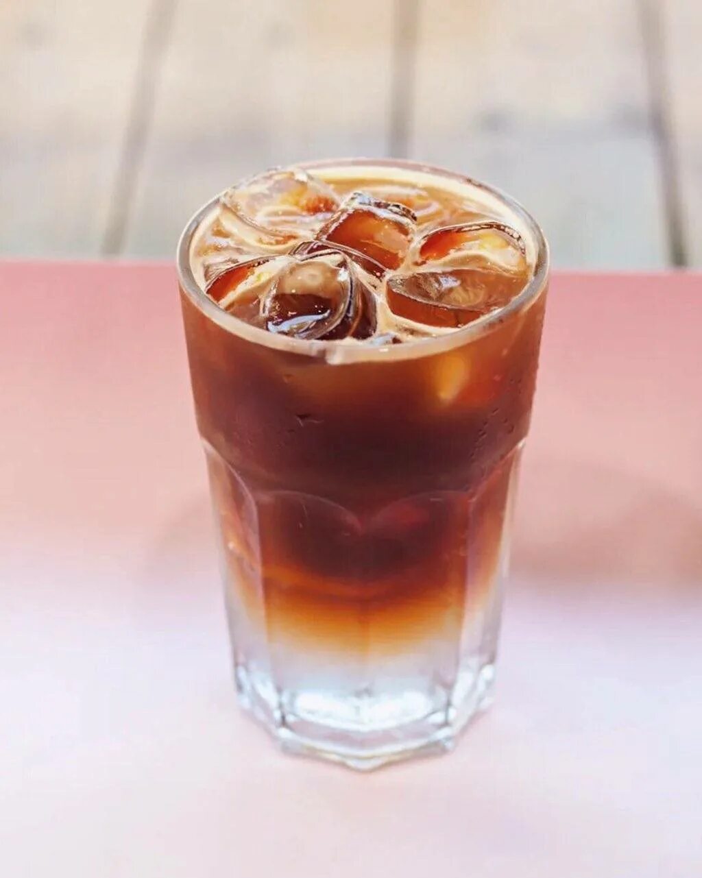 Эспрессо тоник фото. Напиток с дольками. Рецепт эспрессо тоника. Espresso tonic кофе. Айс эспрессо тоник.