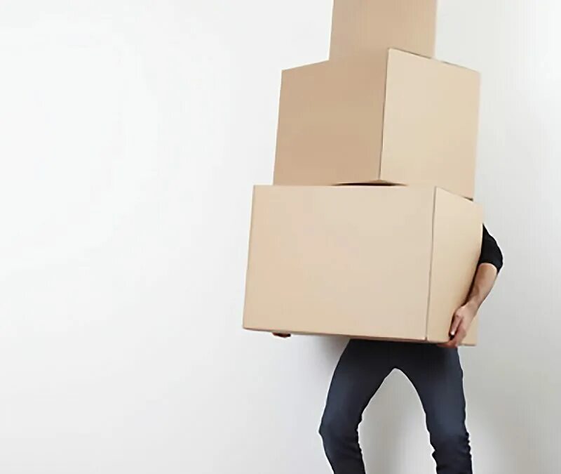 Мужик поднял принтер. Поднятие тяжестей. This box is to lift heavy. This box is to lift heavy. Lift box.