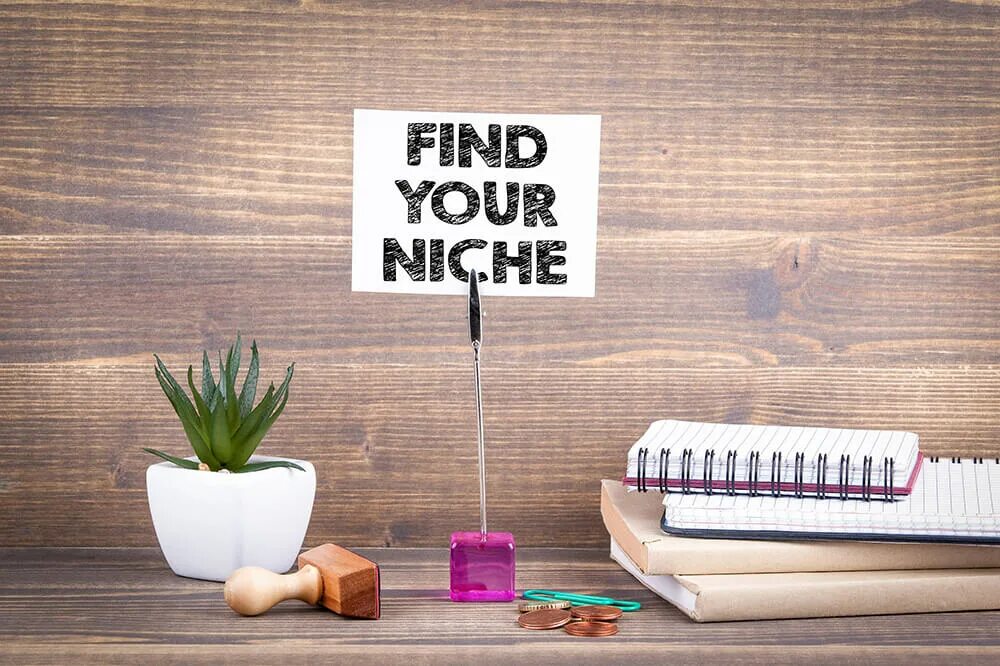 Find one's Niche. Организация рабочего стола с канцелярией. Niche. Find the one. Find 5 mistakes