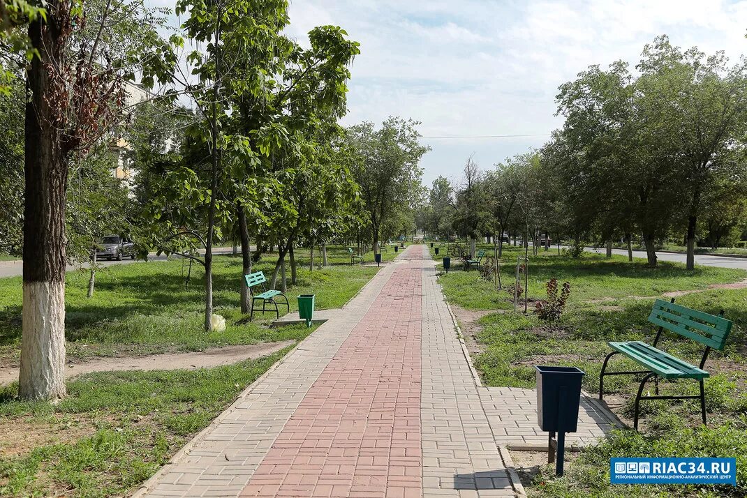Парк у реки волгоград красноармейский. Волгоград красноармейский парк. аллея красноармейский волгоград. парк юбилейный волгоград.
