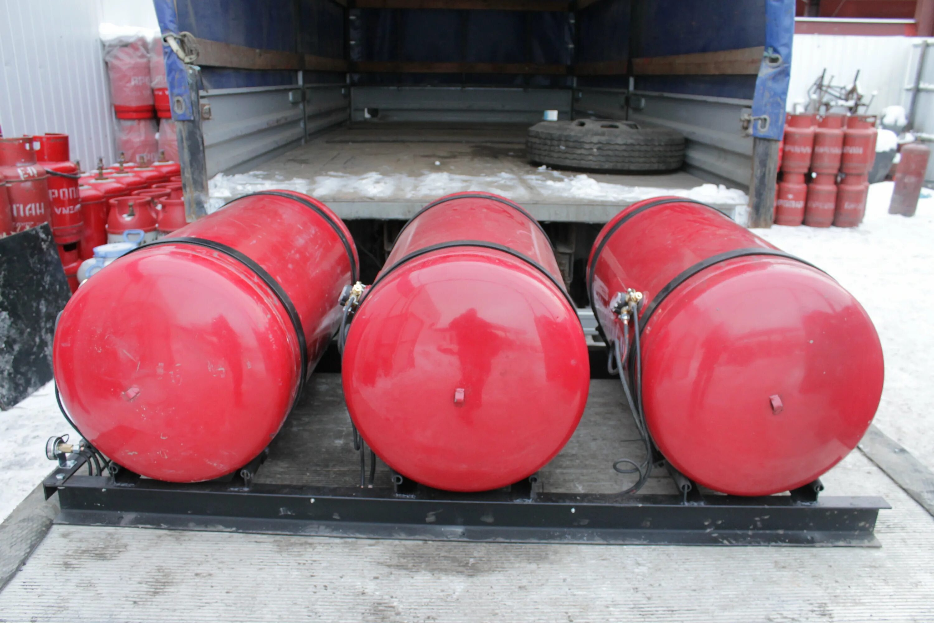 Можно перевозить газовый баллон в автомобиле. Метановый газгольдер. мобильный газгольдер на прицепе. транспортировка газовых баллонов. газгольдер автомобильных баллонов.