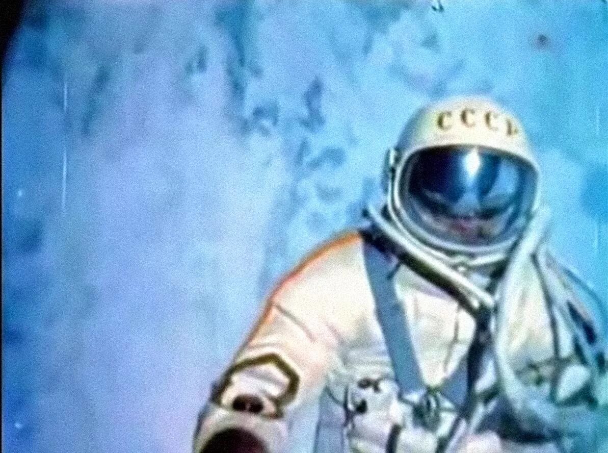 Фото леонова в открытом космосе. Леонов выход в открытый космос. Леонов в космосе. Космонавт в открытом космосе.