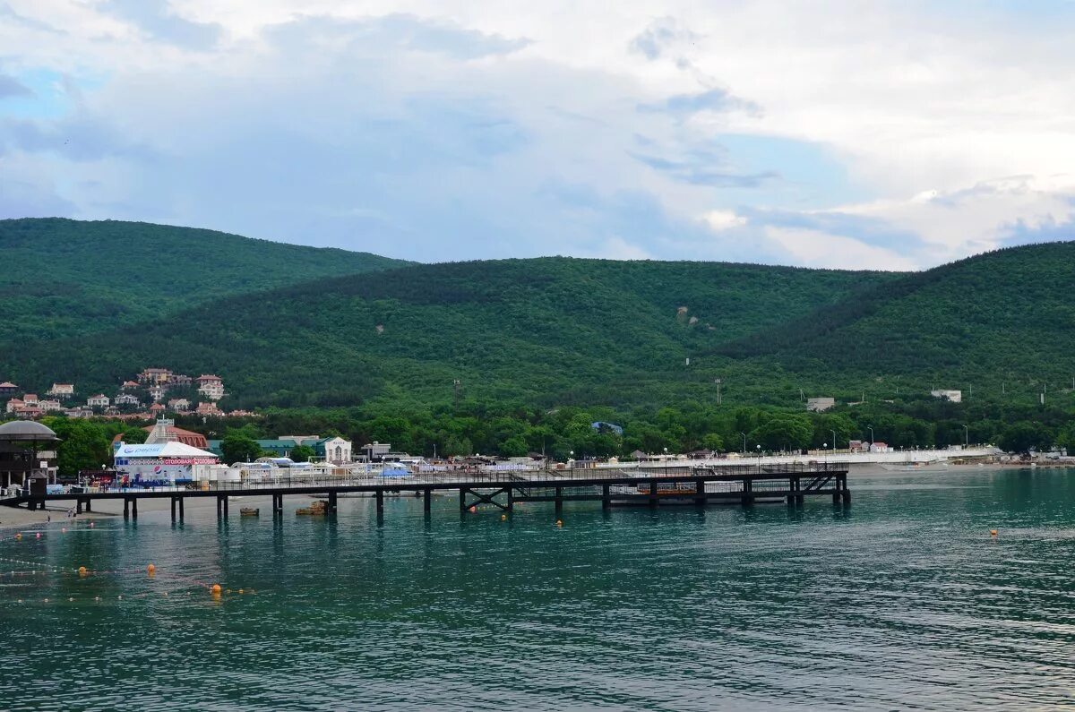 Село кабардинка. Поселок Кабардинка горы. Природа Кабардинки Краснодарского края. Кабардинка мост на море. Кабардинка вид с моря на город.