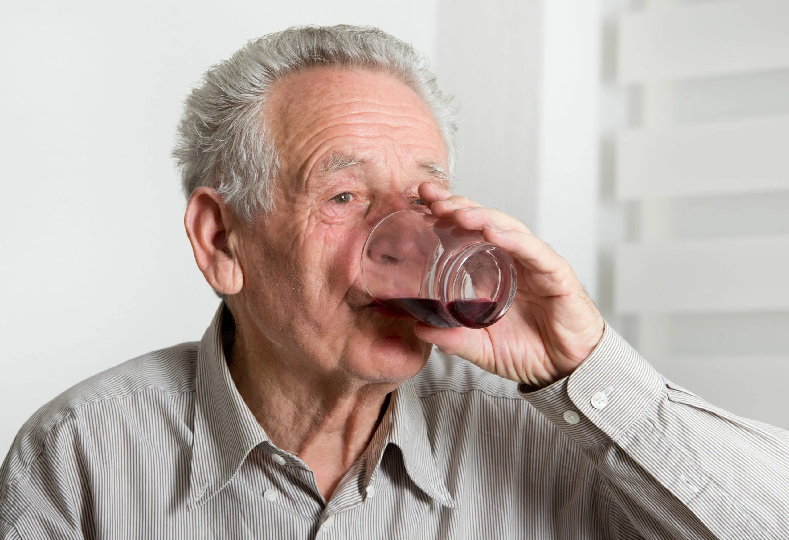 Старик долго и жадно пьет. Алкогольная деменция. Старики пьют. Алкоголь и пожилые. Пьющий старик.