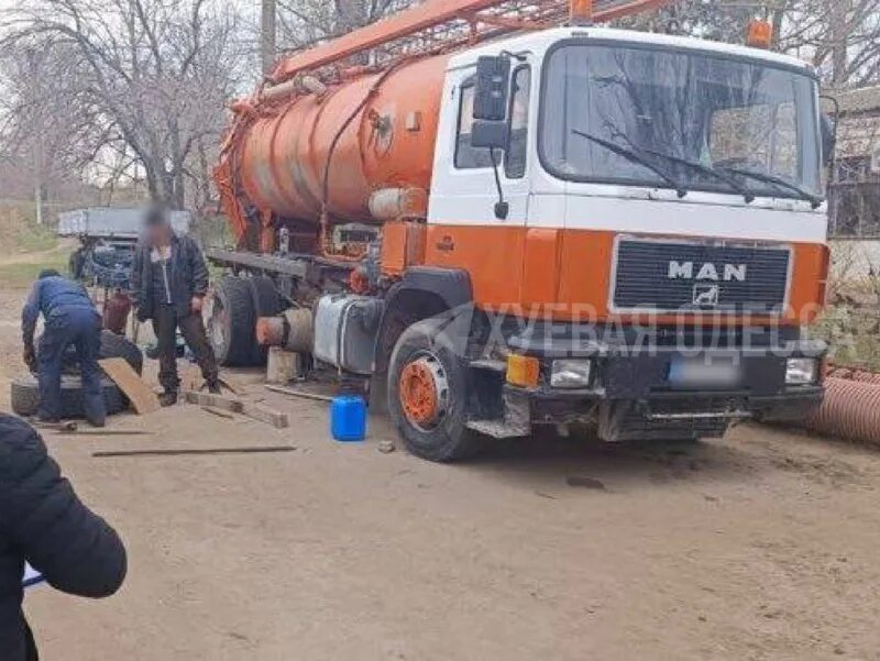 40 лет работал гамновоз. Ассенизатор маз 500 ржавый. Зил 130 говновозка. Газ 53 говновозка. Прикольные ассенизаторские машины.