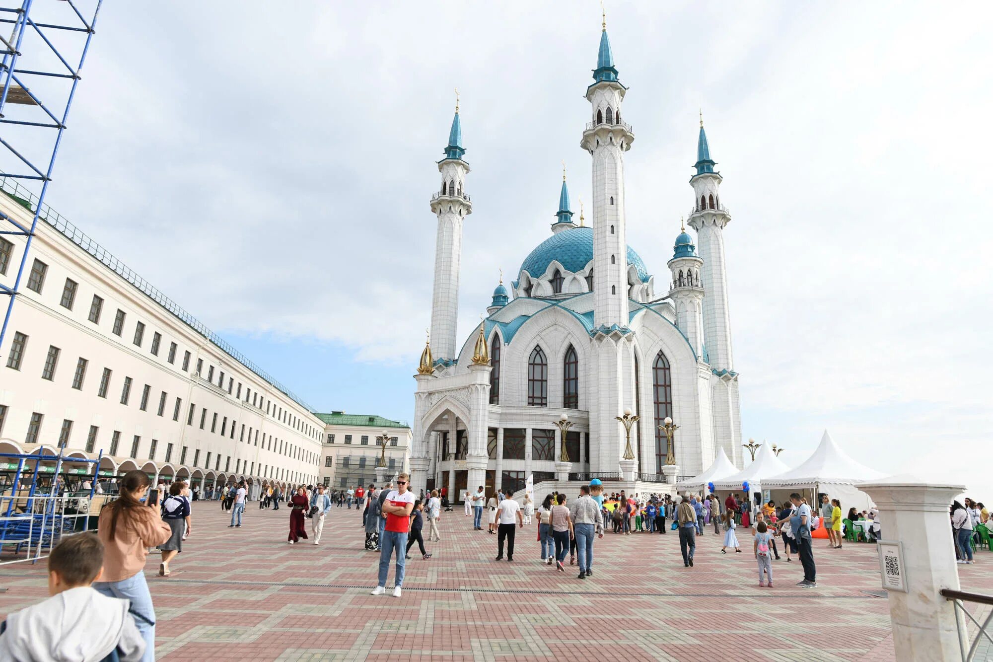 Перед мечетью. Голубая мечеть турция. Соборная мечеть иран. Для омовения мусульманский. Дубай религия.