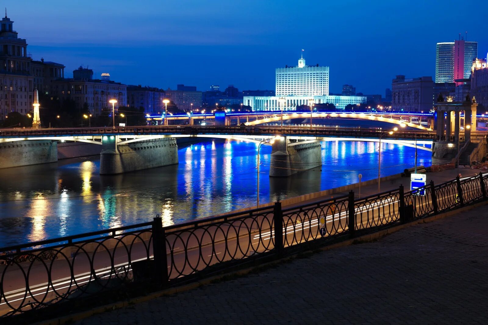 С какой работы вечером. Набережная Москвы-реки Москва. Набережная Москвы реки Плющиха. Москоу Сити река Москва. Мост Москва река ночью.