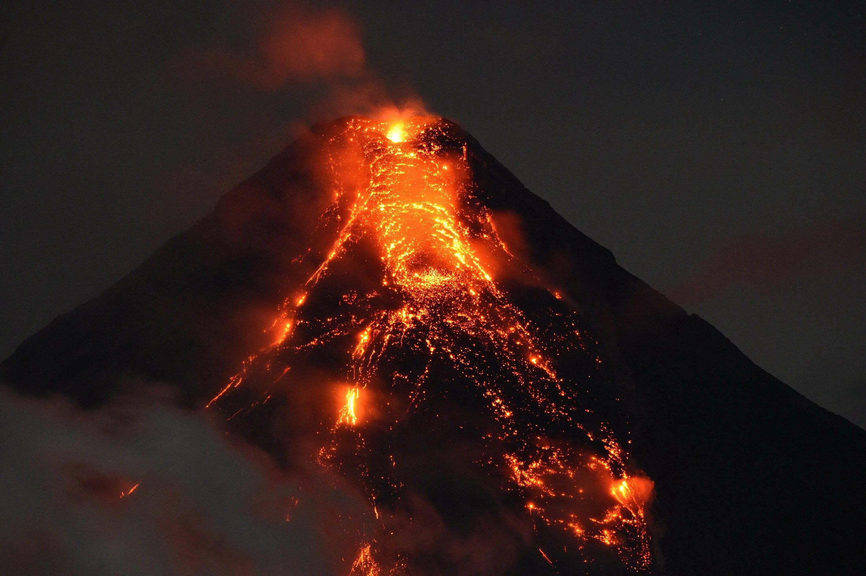Землетрясение извержение. Вулкан Майон Филиппины. Извержение вулкана Майон. Извержение вулкана Майон Филиппины 1766 год. Вулканические землетрясения.