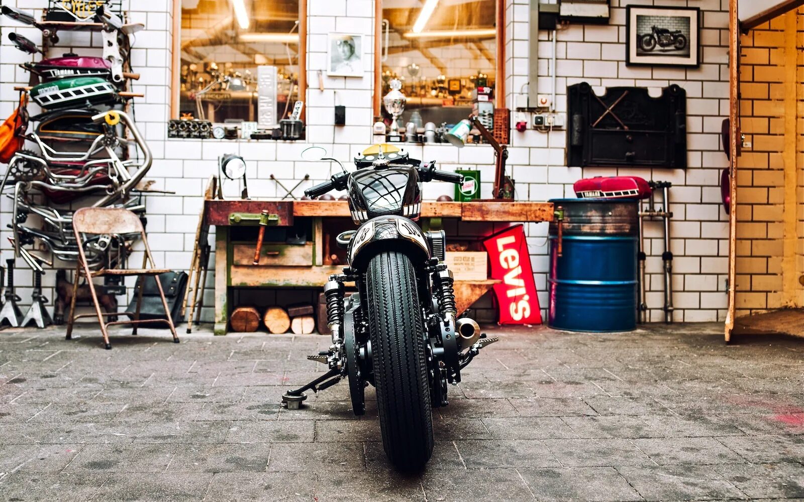 Где поставить мотоцикл. Гараж Харлей Дэвидсон. Харлей гараж гараж Дэвидсон. Байк Harley Davidson в гараже. Гараж для мотоцикла.