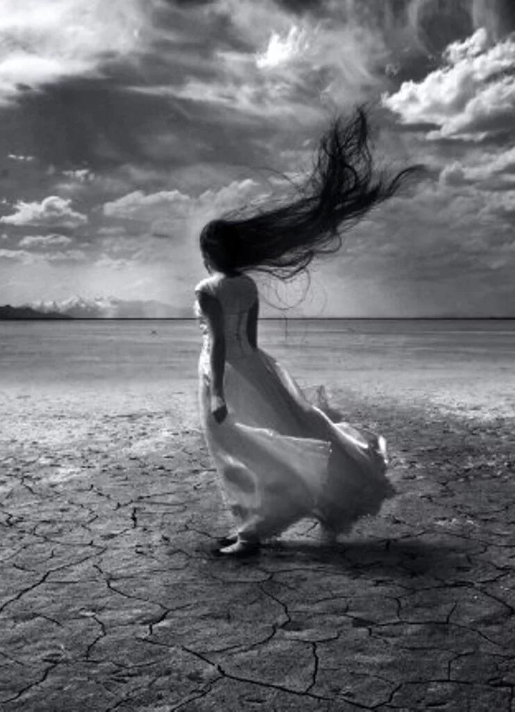 Убежать от боли. Одиночество девушка. Девушка на ветру. Одиночество души. Фотосессия с ветром.