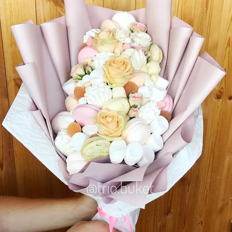 Сладкий букет из зефирок marshmallow. Сладкий букет из зефира. Букет из зефира и мармелада. Букет из зефира. Как сделать зефирный букет.