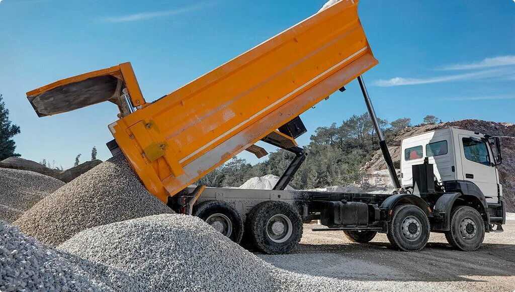 щебень самосвал вольво. перевозка нерудных материалов. перевозка нерудных материалов. грузовики и спецтехника. погрузка сыпучих материалов.