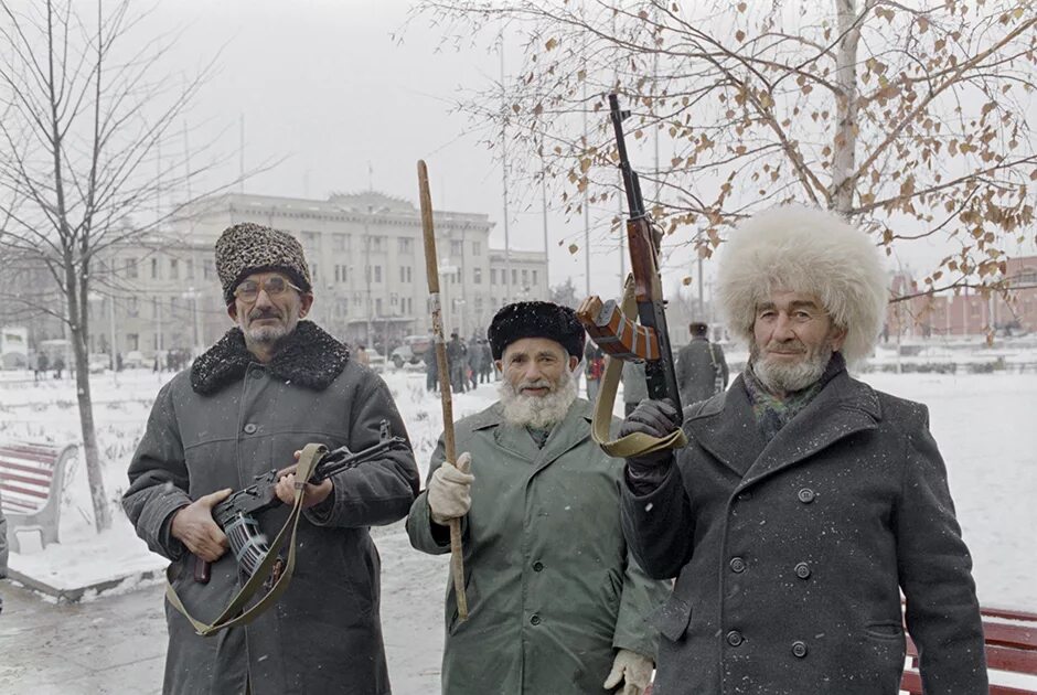 1994 год 1 декабря. Чечня 1994 Грозный чеченцы. Чеченские боевики в Грозном 1994.