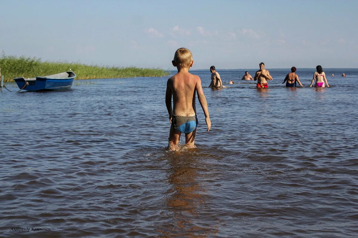 Человек купается в реке